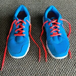 Nike women’s 9.5 running shoe.